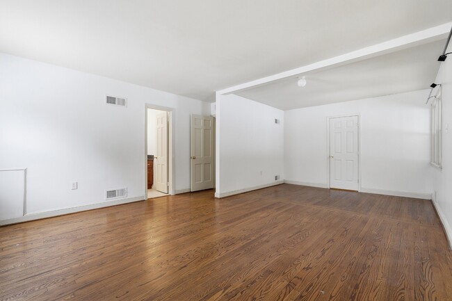 Building Photo - 7211 Martins Ct