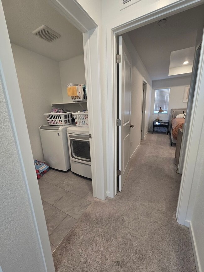 Building Photo - Spacious 4B/3B Available Early April!