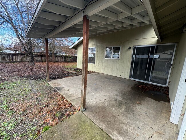 Building Photo - 3-bedroom, 2-bath in Sutherlin