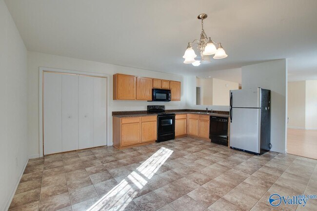 Building Photo - 198 Cloverbrook Dr