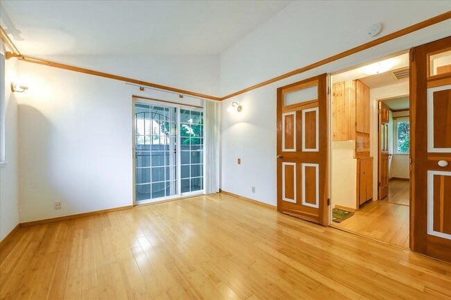 Building Photo - Fantastic 2-Bed, 2-Bath Townhouse with Pri...