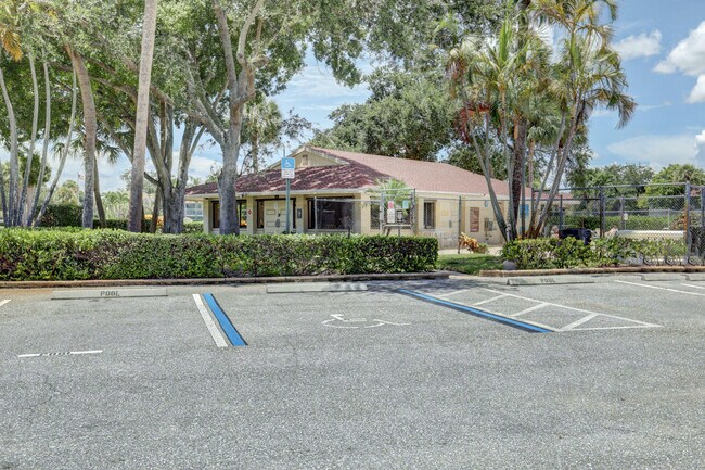 Building Photo - 6479 Chasewood Dr