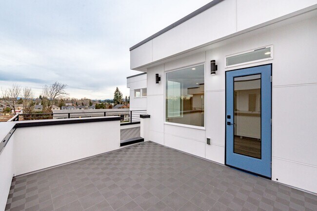 Building Photo - Edgewood Stunner