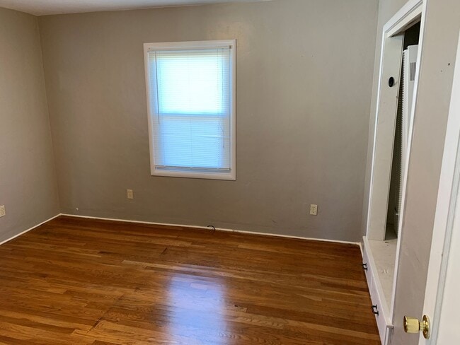 Building Photo - Two bedroom 1 bath