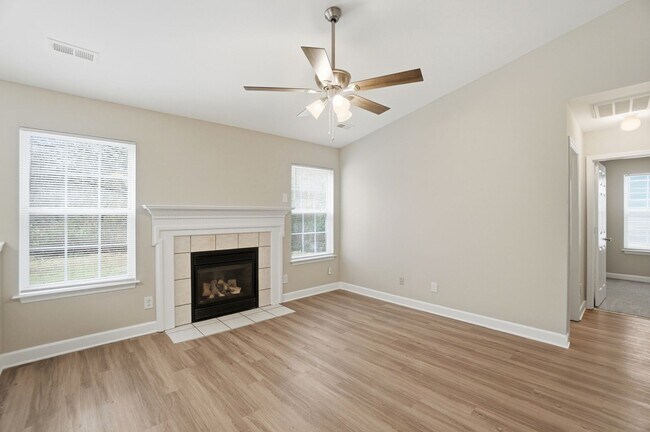 Building Photo - 3 bedroom single family home!