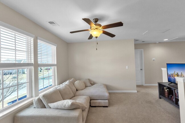 Building Photo - Large fenced yard corner lot - 4 Bedroom home in Moss Grove Plantation