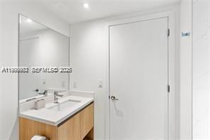 Building Photo - 9901 W Bay Harbor Dr