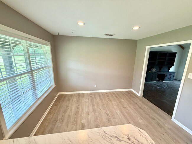 Building Photo - 4-bed/2-bath in South Tyler!