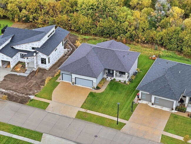 Building Photo - Awesome 4 Bedroom LIKE NEW!