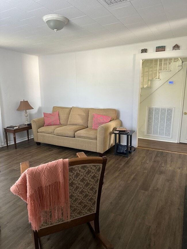 Building Photo - 4 Bedroom, 2 Bath farm house out in the Co...