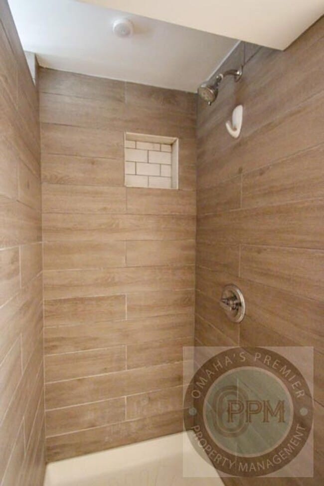 Building Photo - Fully updated 5 bd/ 2 Ba Home