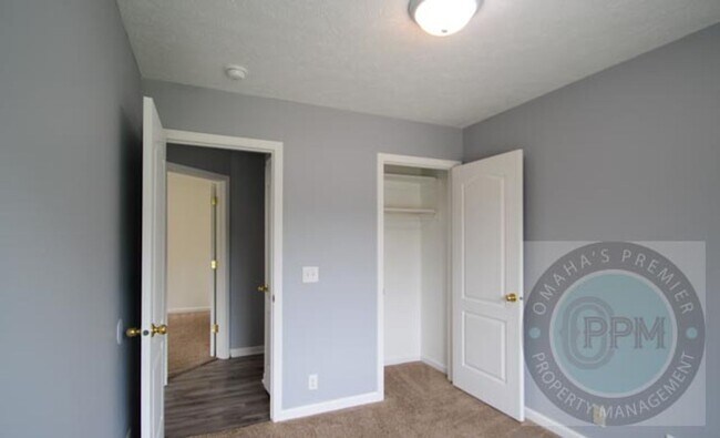 Building Photo - Beautiful 3Bd/2Ba Split entry in Omaha!