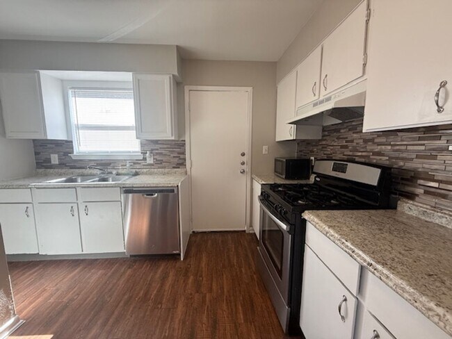 Building Photo - Centre-513