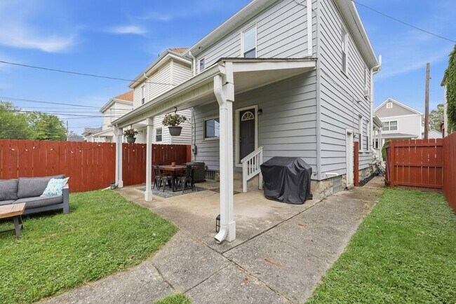 Building Photo - 621 Reinhard Ave