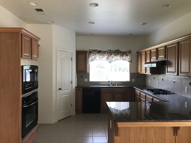 Building Photo - Beautiful & Spacious home!