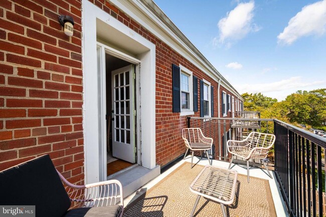 Building Photo - 3050 S Buchanan St