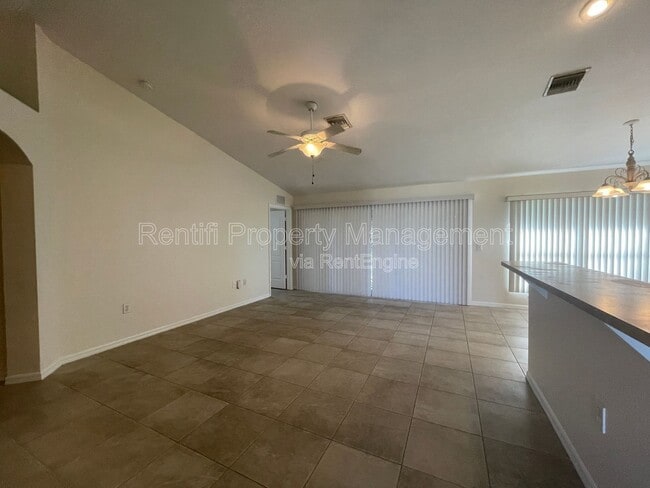 Building Photo - 1429 NE 5th Ave