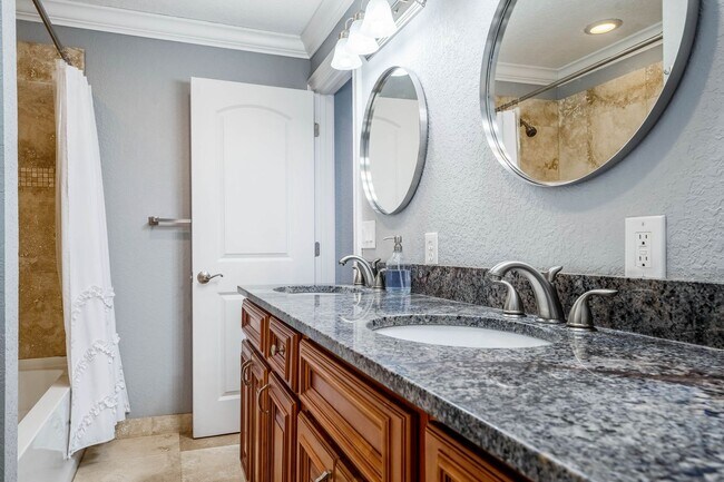 Building Photo - Hourglass District ~ Gorgeous 3/2.5 home w...