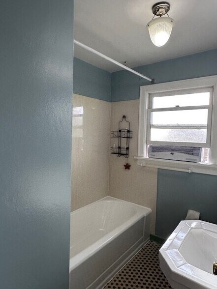 Building Photo - 4721 University View Pl NE