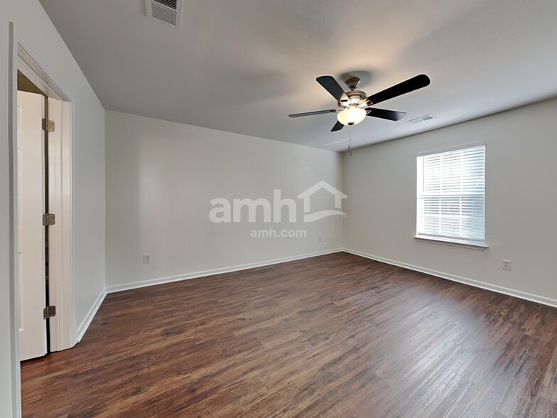 Building Photo - 105 St James Ct