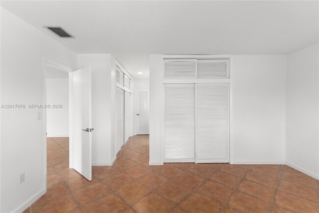 Building Photo - 2600 NE 135th St