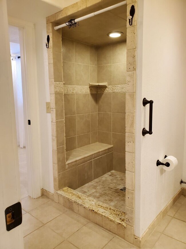 Building Photo - Cute, Quiet and Renovated One Bedroom Finished Basement in Eaton