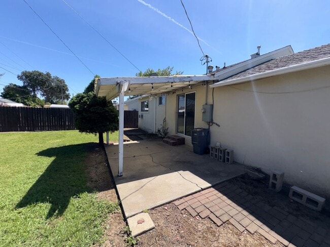 Building Photo - 324 Cottonwood St