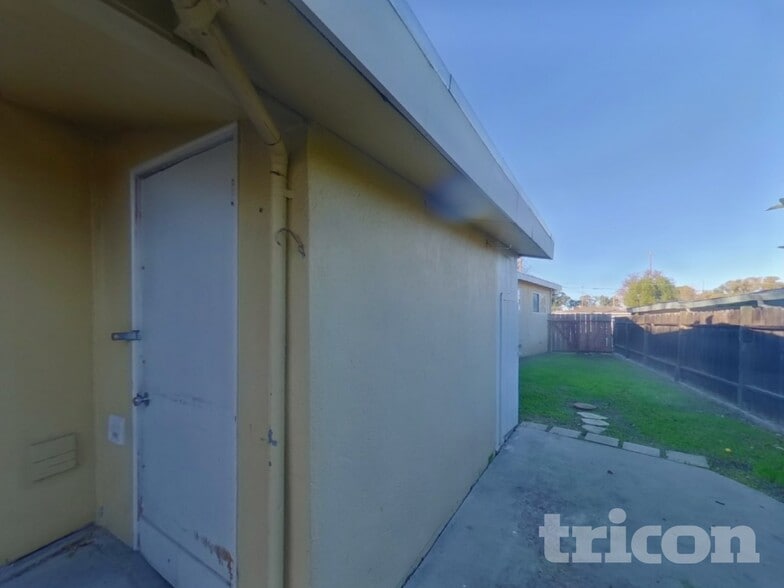 Building Photo - 304 Robert St