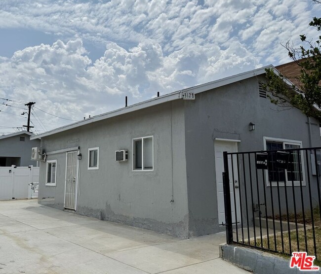 Building Photo - 3128 1st St