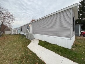 Building Photo - 831 N Pontiac Trail