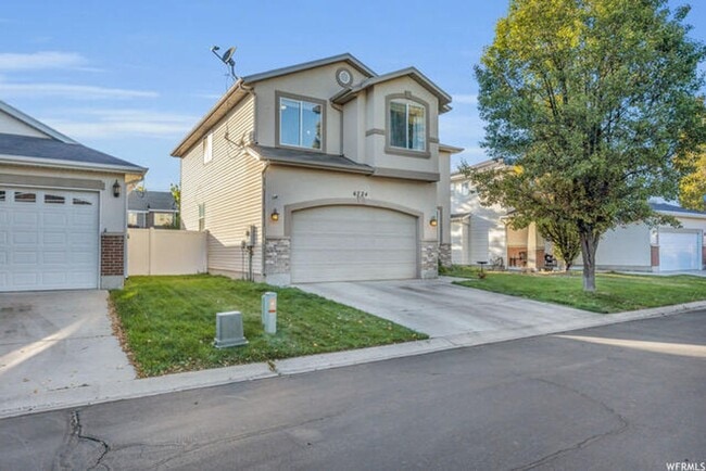 Building Photo - Large 4 Bedroom 3 Bathroom home!