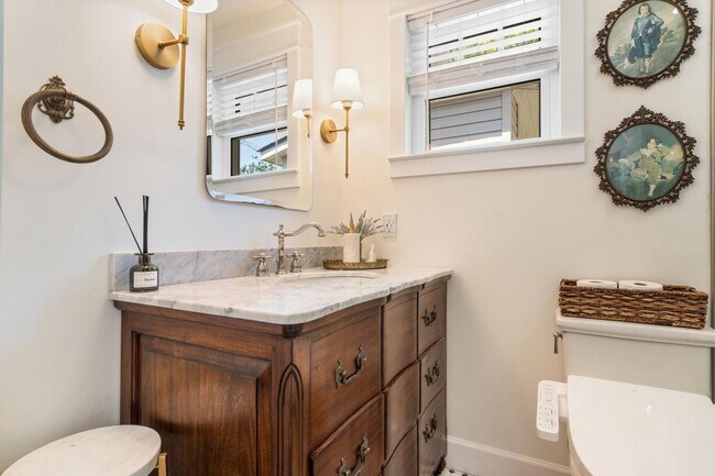 Building Photo - Charming 3 Bedroom Home Near Downtown Savannah with Flex Room & Fenced Yard