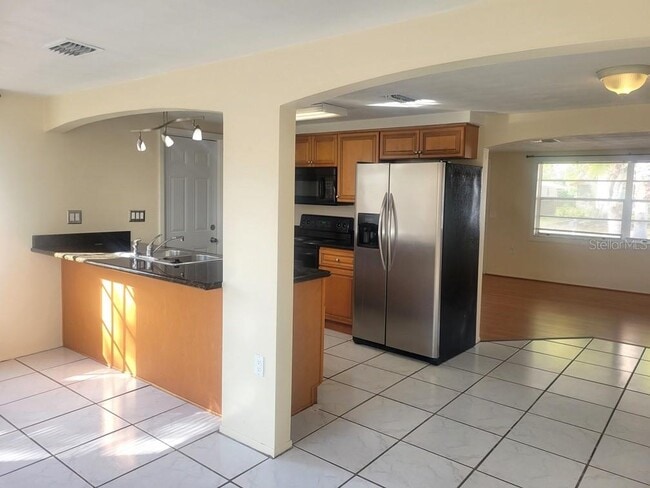 Building Photo - 5912 Della Dr