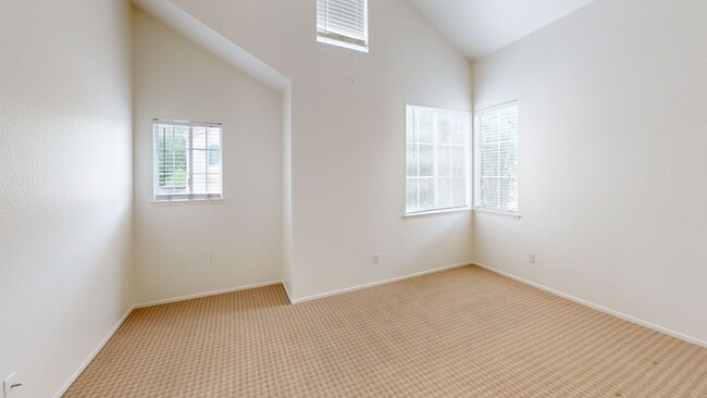 Building Photo - 4 Bedroom 2 1/2 bath two story townhome fo...