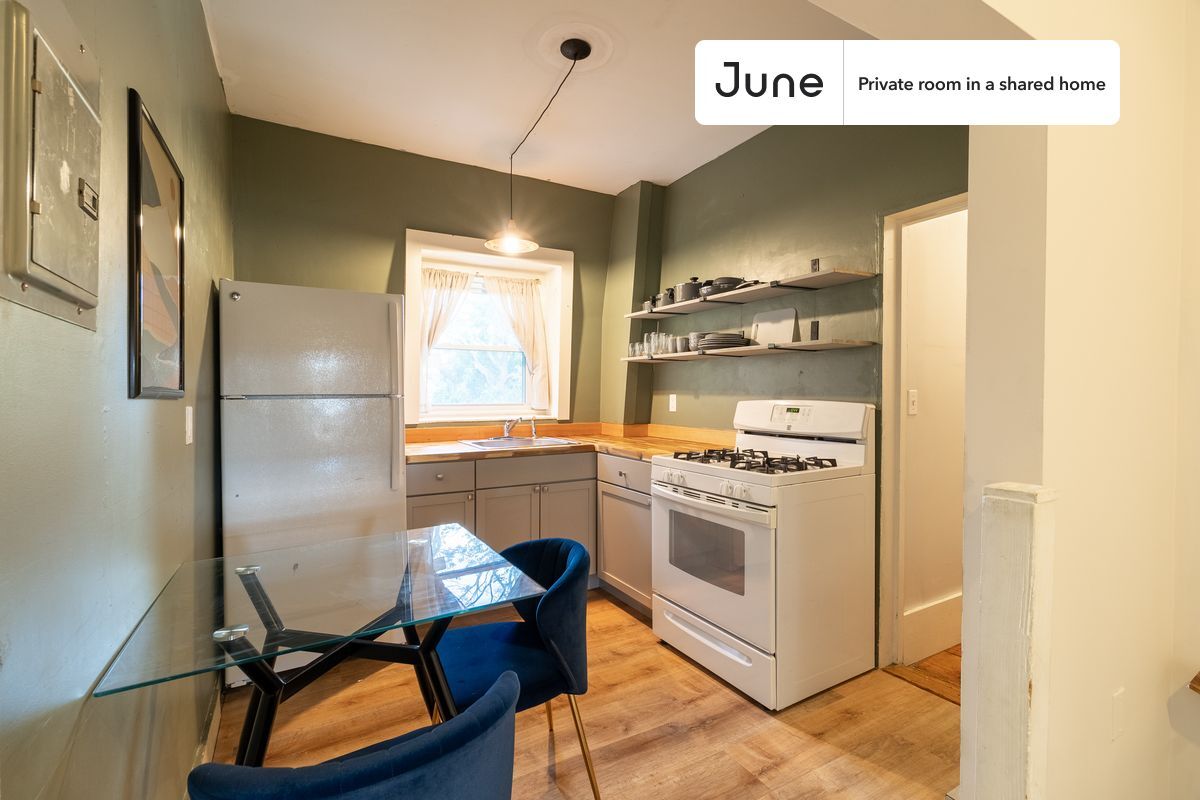 Building Photo - Room in Shared 2 bed/1 bath home