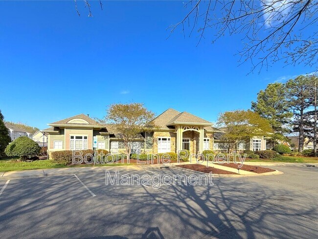 Building Photo - 2432 Silverthorn Dr