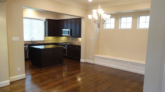 Building Photo - 2101 Elmen St