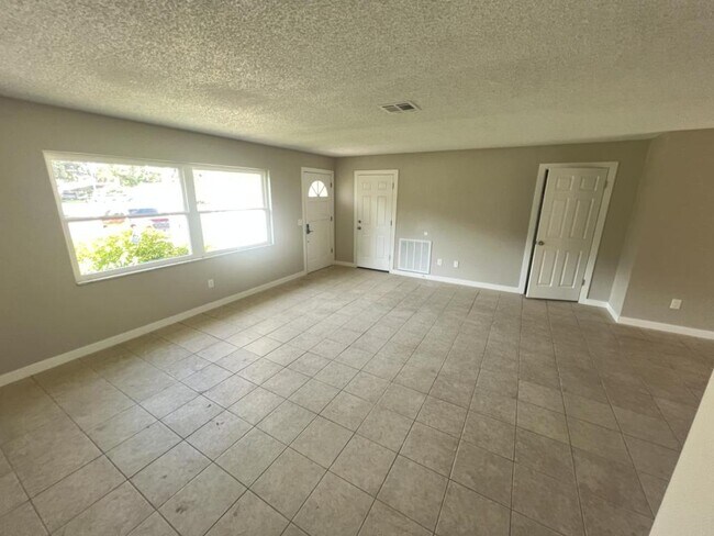 Building Photo - 6143 Alderwood St