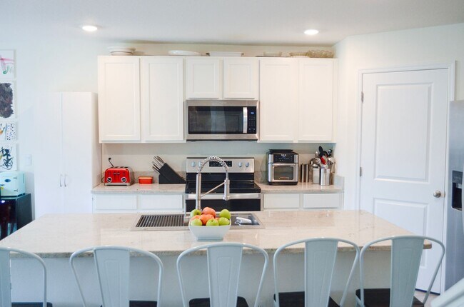 Building Photo - 5 Bedroom 3 Bath in Avalon Woods in Newberry