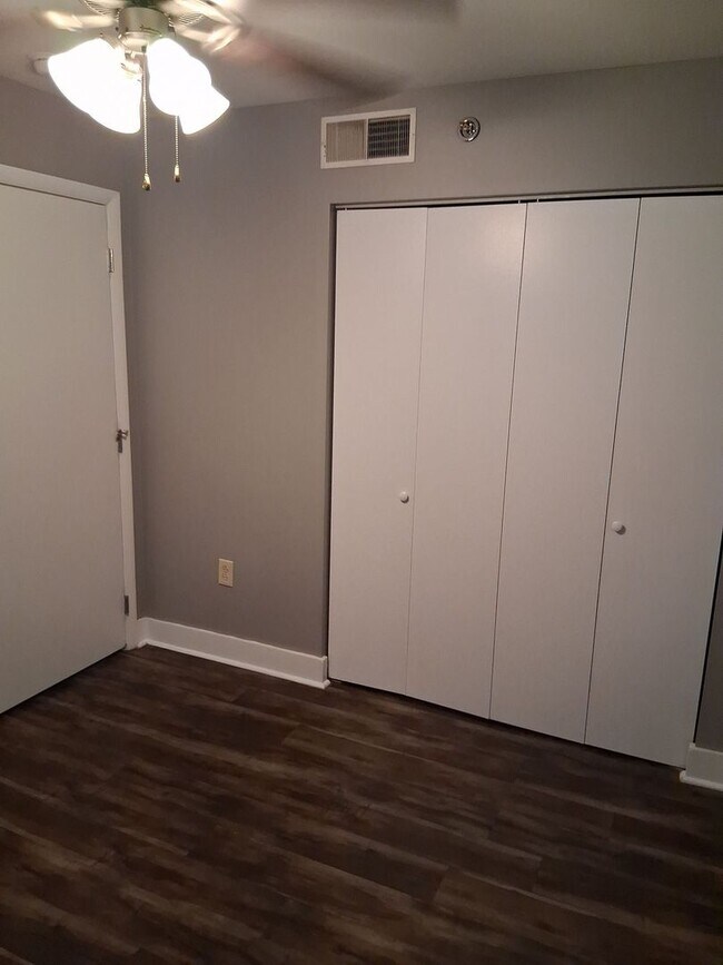 Building Photo - NEW LISTING for Lake Plaza 10th floor unit! Best View in Knoxville - Move in August 13, 2026!