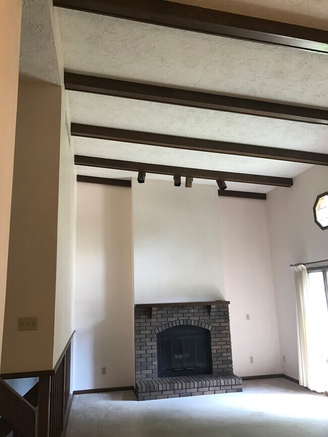 Building Photo - 1458 Eastview Dr