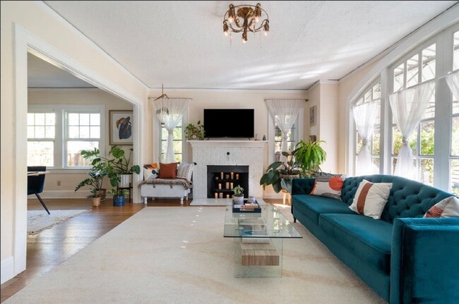 Building Photo - Rich Mediterranean Style Home - Separate Living Quarters 3 Bedrooms + office, 2 Kitchens - Walkth...