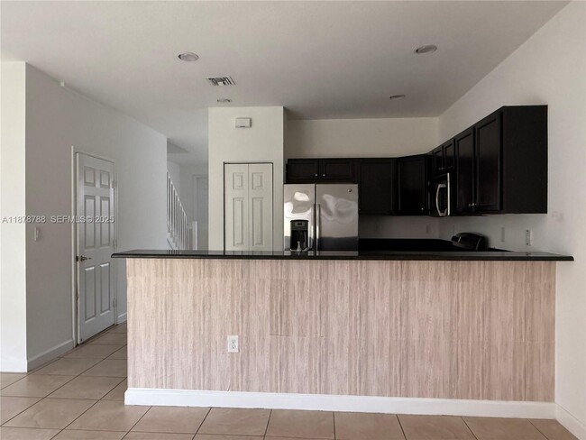 Building Photo - 3204 SE 5th Ct