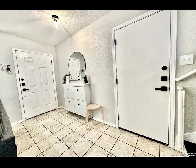 Building Photo - 10142 Amber Flora Dr