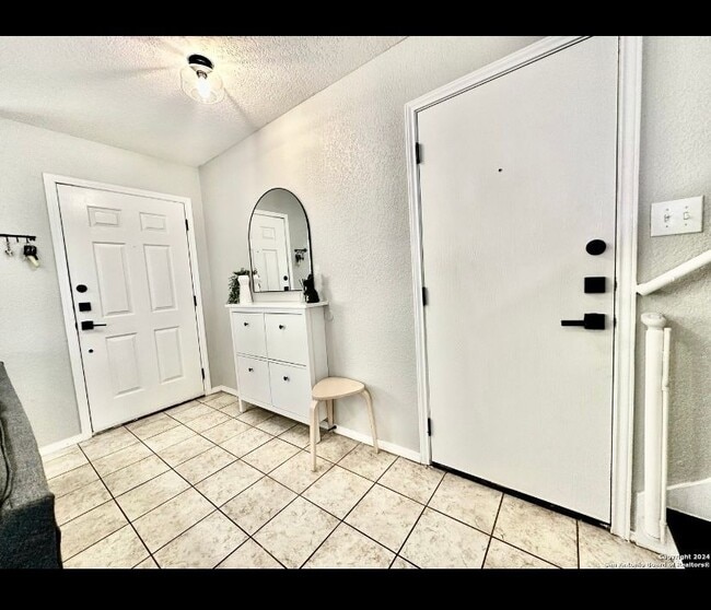 Building Photo - 10142 Amber Flora Dr