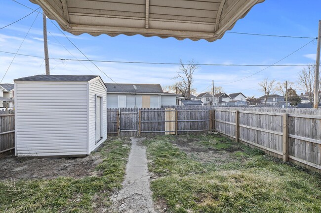 Building Photo - 1736 Bruck St