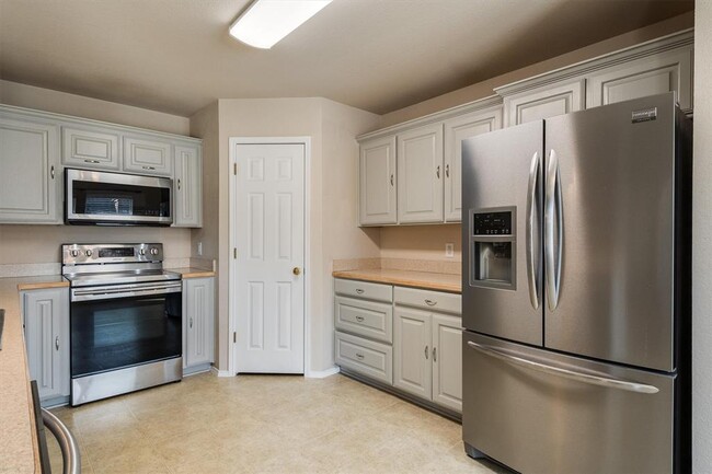 Building Photo - 706 Lakeview Dr