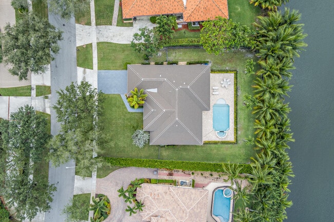 Building Photo - 3317 Embassy Dr