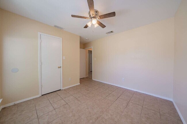 Building Photo - Cute 3 bed, 2 bath home in Grand Prairie