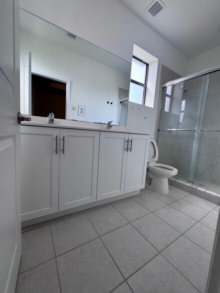 Master bathroom - 11852 SW 245th Ter